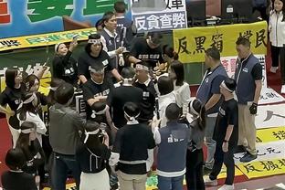 这是什么操作？朝鲜球员向日本队工作人员要一瓶水，还想挥拳打他